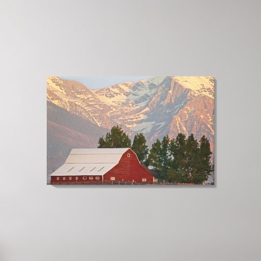 Felle rode schuur tegen de Mission Mountains in Canvas Afdruk (Voorkant)