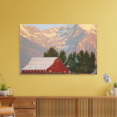 Felle rode schuur tegen de Mission Mountains in Canvas Afdruk (Insitu (Woonkamer))
