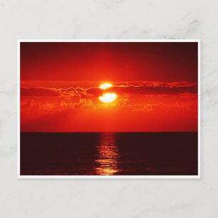 Felle rode zonsondergang boven de oceaan ansichtka briefkaart