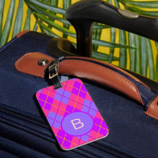 Felle roze en blauwe Argyle patroon monogram Bagagelabel (Voorkant Insitu 1)