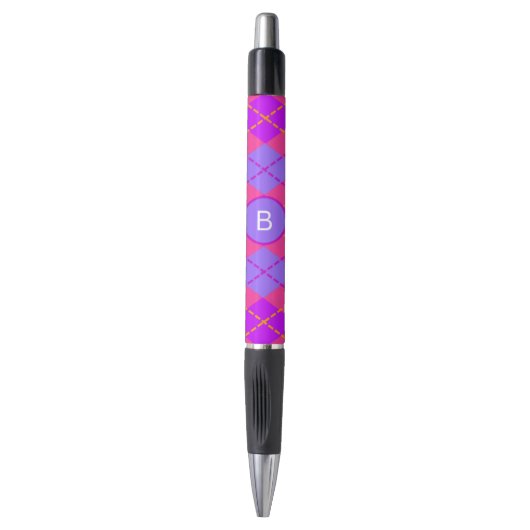Felle roze en blauwe argylepatroon monogram pen (Voorkant Verticaal)
