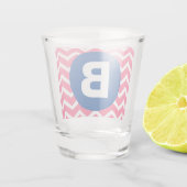 Felle roze en witte chevron-monogram shot glas (Achterkant)