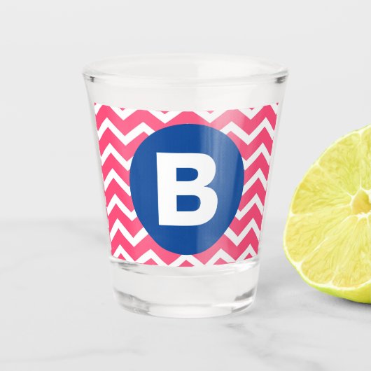Felle roze en witte chevron-monogram shot glas (Voorkant)