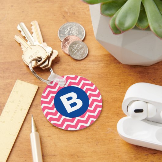 Felle roze en witte Chevron-patroon monogram Sleutelhanger (Bureau)