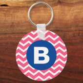 Felle roze en witte Chevron-patroon monogram Sleutelhanger (Voorkant)