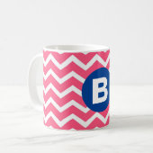 Felle roze en witte Chevron-patroonmonogram Koffiemok (Voorkant links)