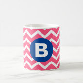 Felle roze en witte Chevron-patroonmonogram Koffiemok (Center)