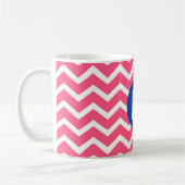 Felle roze en witte Chevron-patroonmonogram Koffiemok (Links)