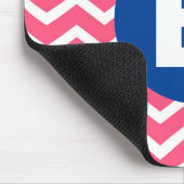 Felle roze en witte Chevron-patroonmonogram Muismat (Hoek)