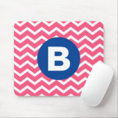 Felle roze en witte Chevron-patroonmonogram Muismat (Met muis)