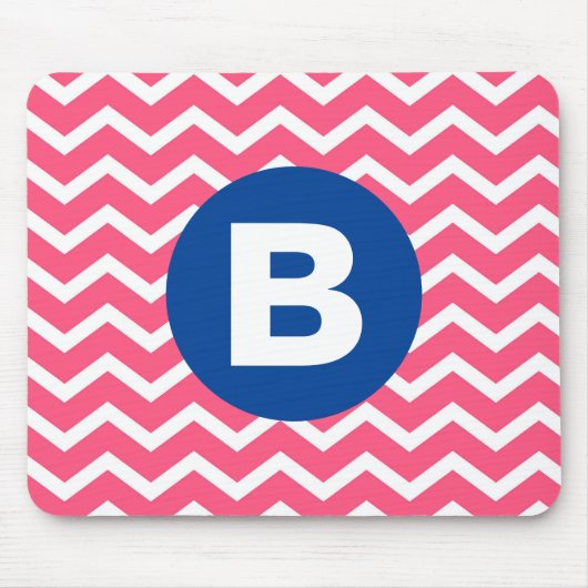 Felle roze en witte Chevron-patroonmonogram Muismat (Voorkant)