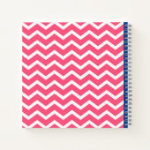 Felle roze en witte chevronpatroon monogram notitieboek (Achterkant)