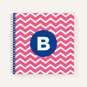 Felle roze en witte chevronpatroon monogram notitieboek