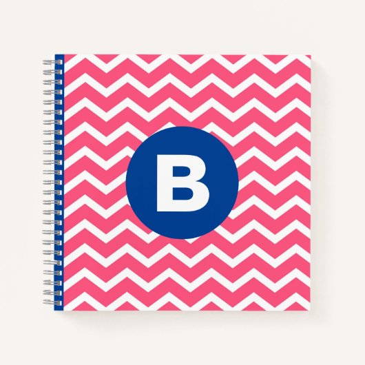 Felle roze en witte chevronpatroon monogram notitieboek (Voorkant)