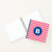 Felle roze en witte chevronpatroon monogram notitieboek (Binnen)