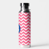 Felle roze en witte chevronpatroonmonogram waterfles (Links)