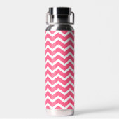 Felle roze en witte chevronpatroonmonogram waterfles (Achterkant)