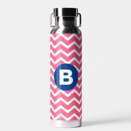 Felle roze en witte chevronpatroonmonogram waterfles (Voorkant)