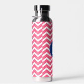 Felle roze en witte chevronpatroonmonogram waterfles (Rechts)
