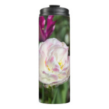 Felle roze tulpen op een zonnige dag