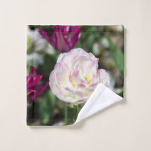 Felle roze tulpen op een zonnige dag