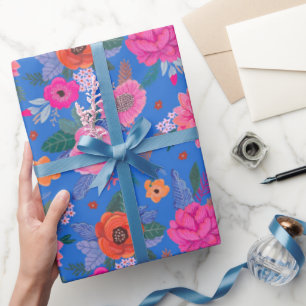 Felparty met heldere wilde bloemen roze blauw cadeaupapier