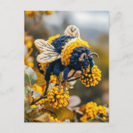 Felt Bumblebee op Bloeiende Bloemen Briefkaart