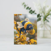 Felt Bumblebee op Bloeiende Bloemen Briefkaart (Staand voorkant)