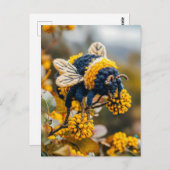 Felt Bumblebee op Bloeiende Bloemen Briefkaart (Voorkant / Achterkant)