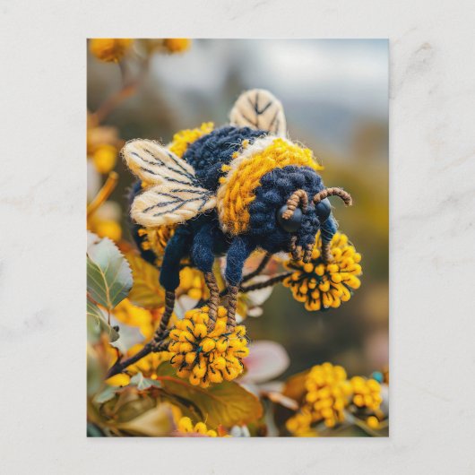 Felt Bumblebee op Bloeiende Bloemen Briefkaart (Voorkant)