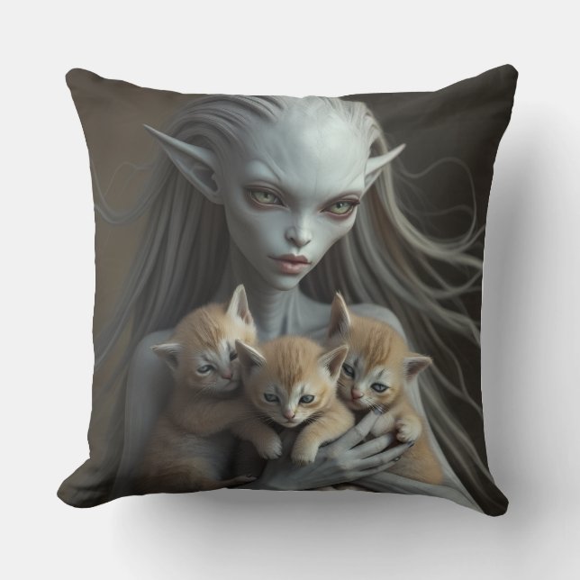 Female Alien Holding Kittens Kussen (Voorkant)