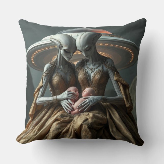 Female Aliens Cradling Human Babies Kussen (Voorkant)
