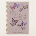 Feminine Butterflies w. Positieve Typografie - Roz Planner<br><div class="desc">Pas deze planner met jouw naam, of douanetekst aan. Het feministische ontwerp bevat vlinders en positieve formuleringen in stijlvolle typografie. Het heeft een trendy kleurenpalet van stoffige roze en grijs. Ideaal voor thuis, op het werk of op school. Blader naar onze winkel om design bij elkaar te brengen en te...</div>