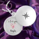 Feminine Ik hou van je hart Locket Ketting<br><div class="desc">japon met ik hou van JULLIE en een roze roze,  abstract,  floraal versierd hart. Voeg een naam toe om je te personaliseren voor degene van wie je houdt!</div>