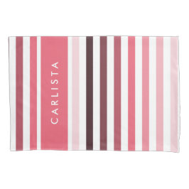 Feminine-naam met brede strepen in koraalroze kussensloop