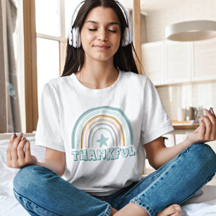 Feminine Pastel Rainbow Star Typografie Thankful T-shirt