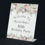 Feminine Pink Rose Floral 80th Birthday Welkom Reclamebord Met Voetstuk<br><div class="desc">Een heerlijk bloemig welkom voetstuk speciaal ontworpen voor een verjaardagsfeestje,  dit bord heeft tekst die u kunt personaliseren in het middengedeelte en wordt begrensd door prachtige roze en witte waterverf bloemen met achtervolgend groen. Hier getoond als een 80ste verjaardagsfeestje,  kunt u de leeftijd naar elke leeftijd bewerken.</div>