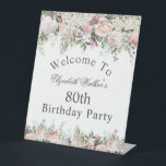 Feminine Pink Rose Floral 80th Birthday Welkom Reclamebord Met Voetstuk<br><div class="desc">Een heerlijk bloemig welkom voetstuk speciaal ontworpen voor een verjaardagsfeestje,  dit bord heeft tekst die u kunt personaliseren in het middengedeelte en wordt begrensd door prachtige roze en witte waterverf bloemen met achtervolgend groen. Hier getoond als een 80ste verjaardagsfeestje,  kunt u de leeftijd naar elke leeftijd bewerken.</div>