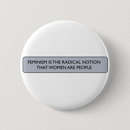 FEMINISME IS DE RADISCHE NOTIE... RONDE BUTTON 5,7 CM (Voorkant)