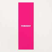 "Feminist" fuchsia roze witte letters Yogamat (Voorkant)