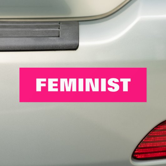 "feminist" witte magenta, fuchsia, hot roze auto bumpersticker (Op auto)