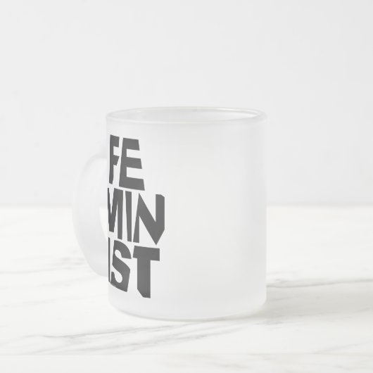 Feministisch vrouwen vrouwelijk meisje me te matglas koffiemok (Voorkant links)