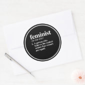 Feministische definitie - een persoon die vrouwen  ronde sticker (Envelop)