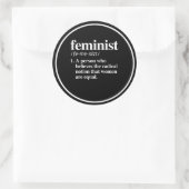 Feministische definitie - een persoon die vrouwen  ronde sticker (Tas)