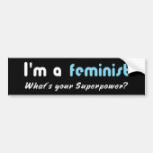 Feministische superkrachtslogan wit op zwart bumpersticker (Voorkant)