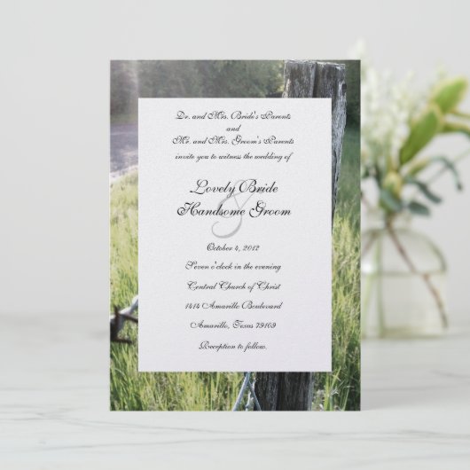 Fencepost en Barbed Wire Rustic Wedding Kaart (Staand voorkant)