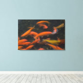 Feng Shui gelooft dat koivissen geluk brengen. Canvas Afdruk (Insitu (Houten vloer))