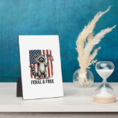 Feral and Free Patriotic Raccoon Vintage Shirt Des Fotoplaat (Zijkant)