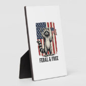 Feral and Free Patriotic Raccoon Vintage Shirt Des Fotoplaat (Zijkant)