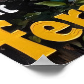 Feral Charm: Portret van een wasbeer Poster (Hoek)